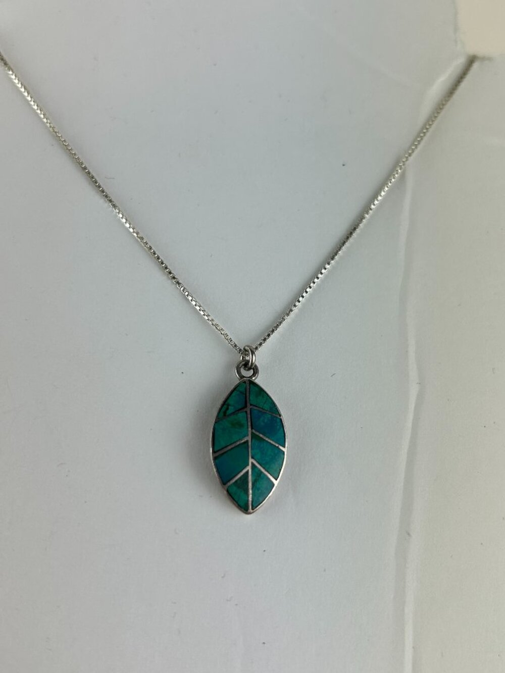 950 Sterling Silver Green Stone Inlay Leaf  Pendant Necklace